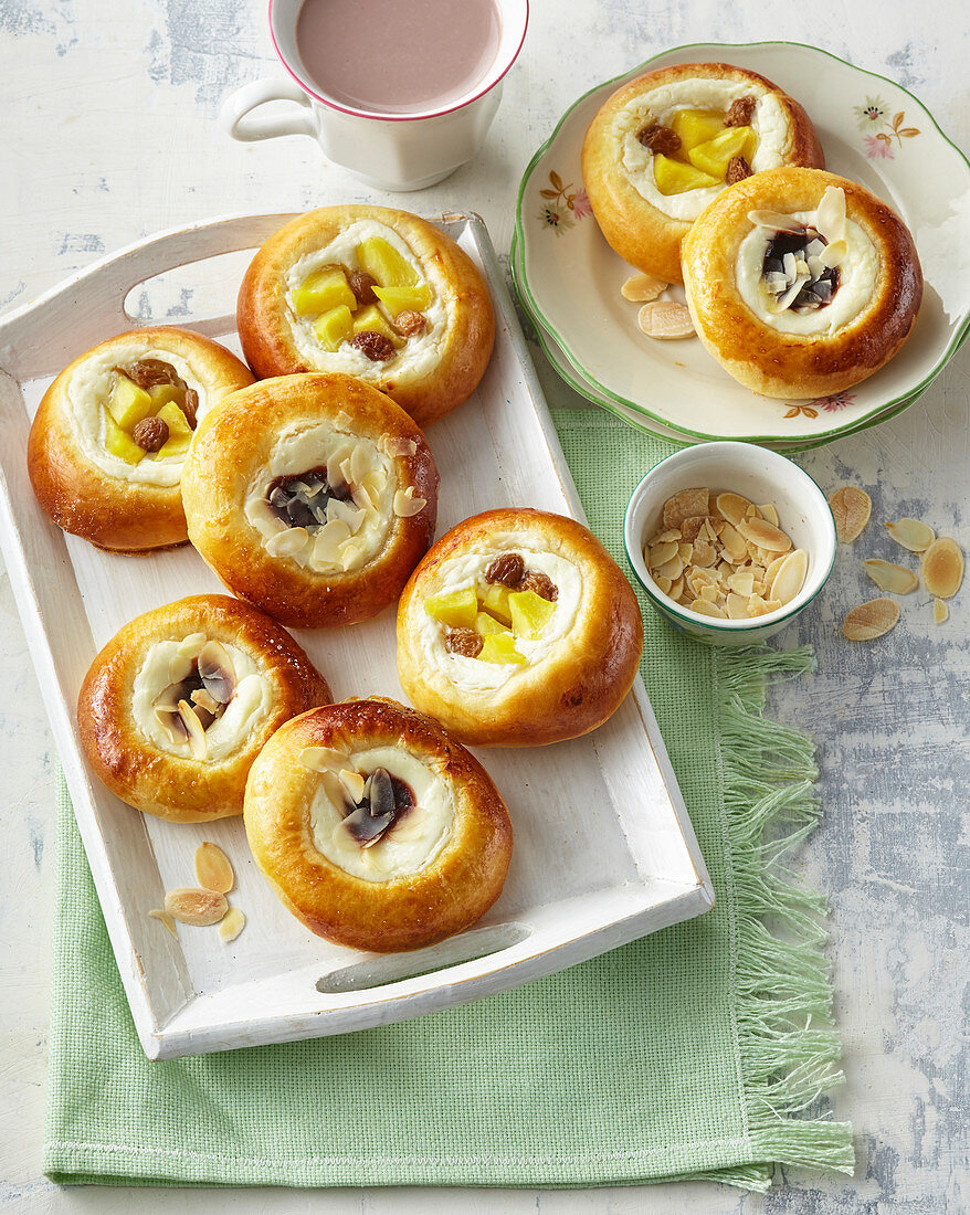 Small yeast cakes with custard