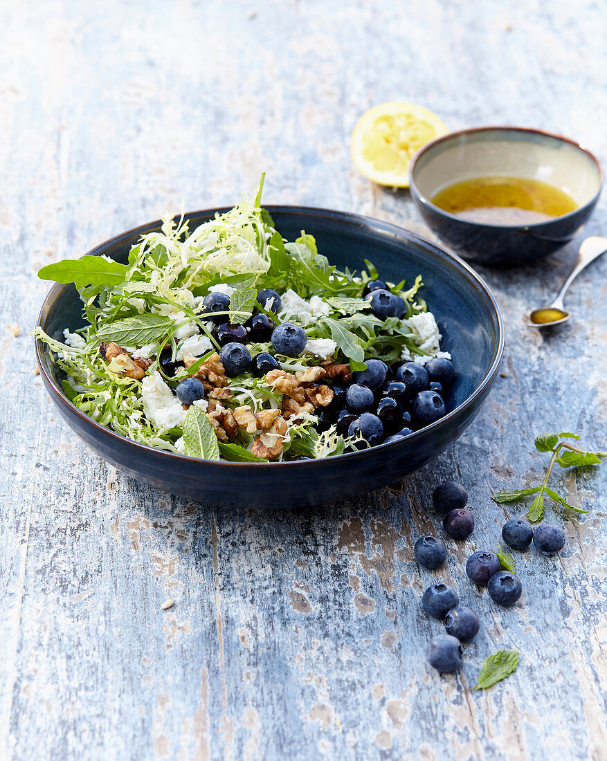 Salad with blueberries, mint, goat cheese and walnuts