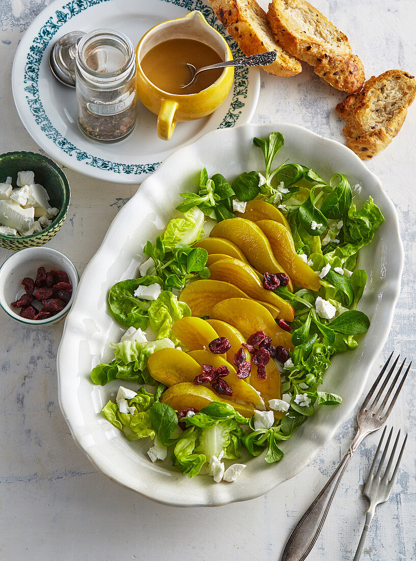 Salat mit karamellisierten Birnen und Ziegenkäse