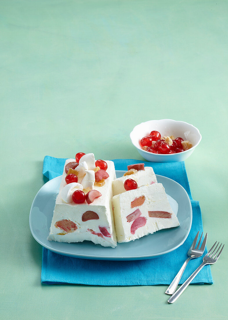 Semifreddo mit Rhabarber und kandierten Früchten