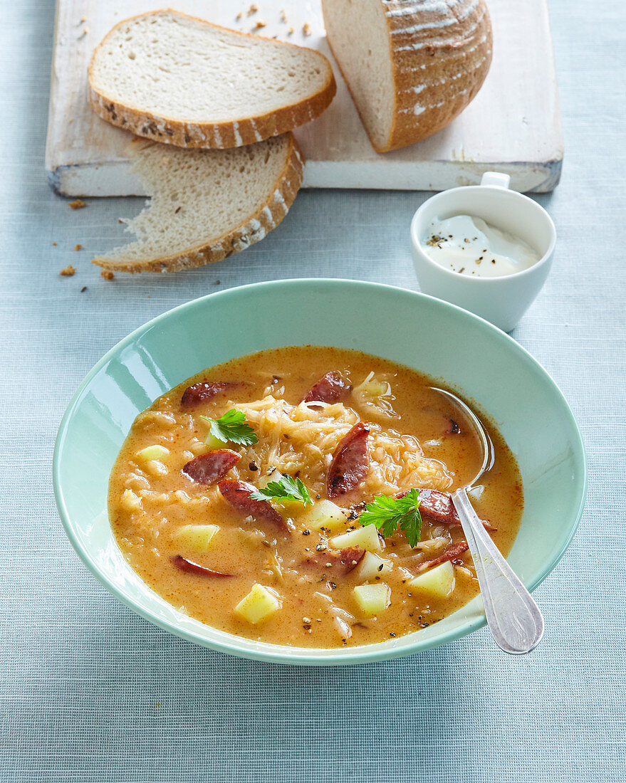 Sauerkrautsuppe mit Wurst