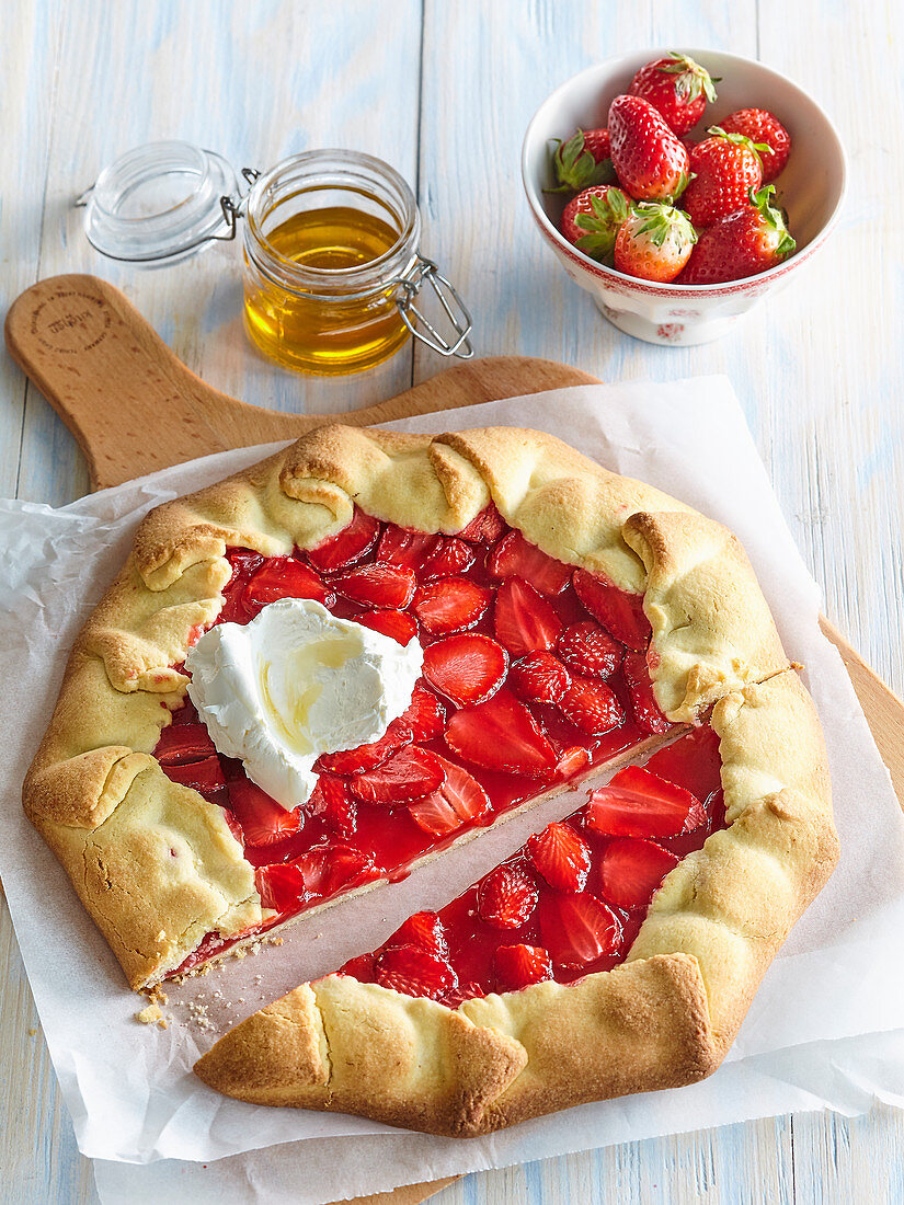 Erdbeer-Crostata mit Honigcreme