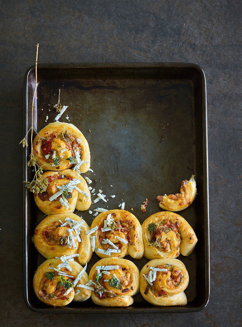 Hefeschnecken mit getrockneten Tomaten, Käse und Speck