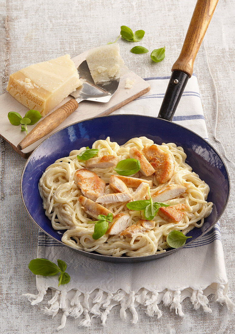 Spaghetti mit Hühnchen und Honig-Senf-Sauce