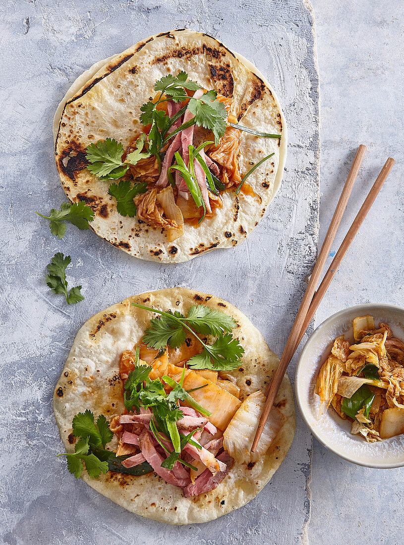 Tortillafladen mit Fleisch und Kimchi