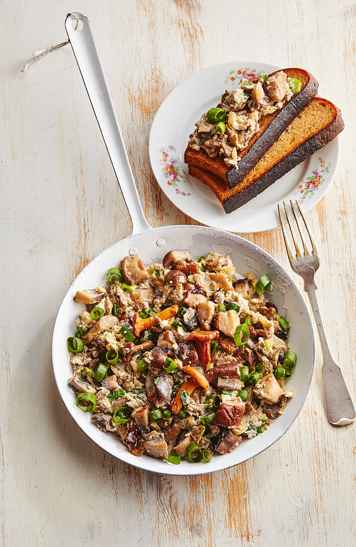 Mushroom scrambled eggs with fried bread