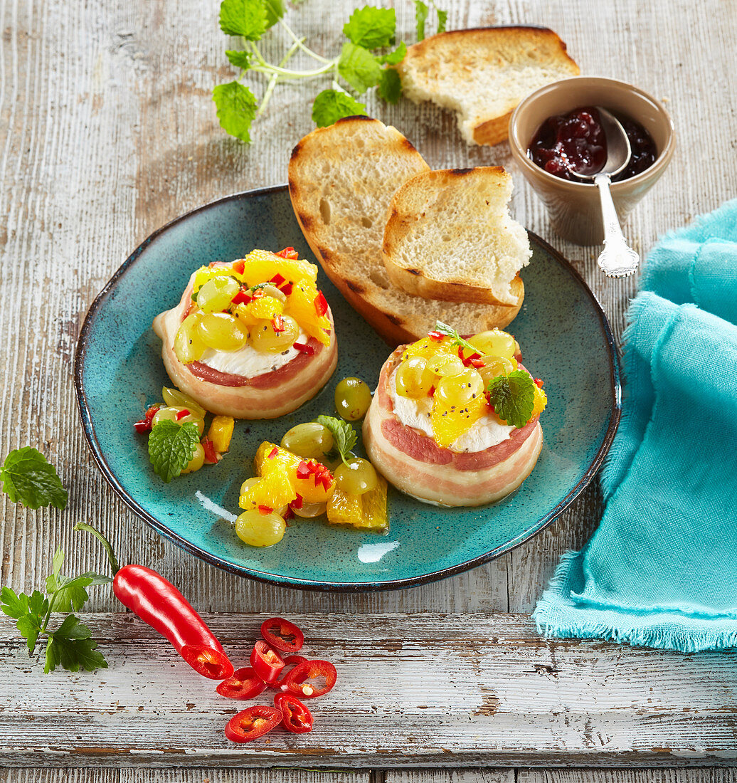 Gegrillter Camembert im Speckmantel mit Früchten und Röstbrot