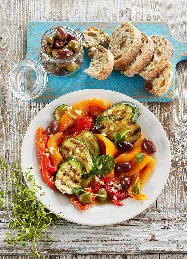 Gegrillter Gemüsesalat mit Brot