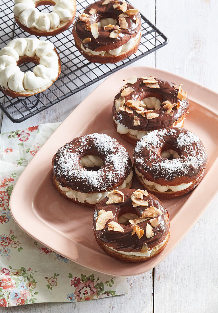 Donuts mit Kokoscremefüllung