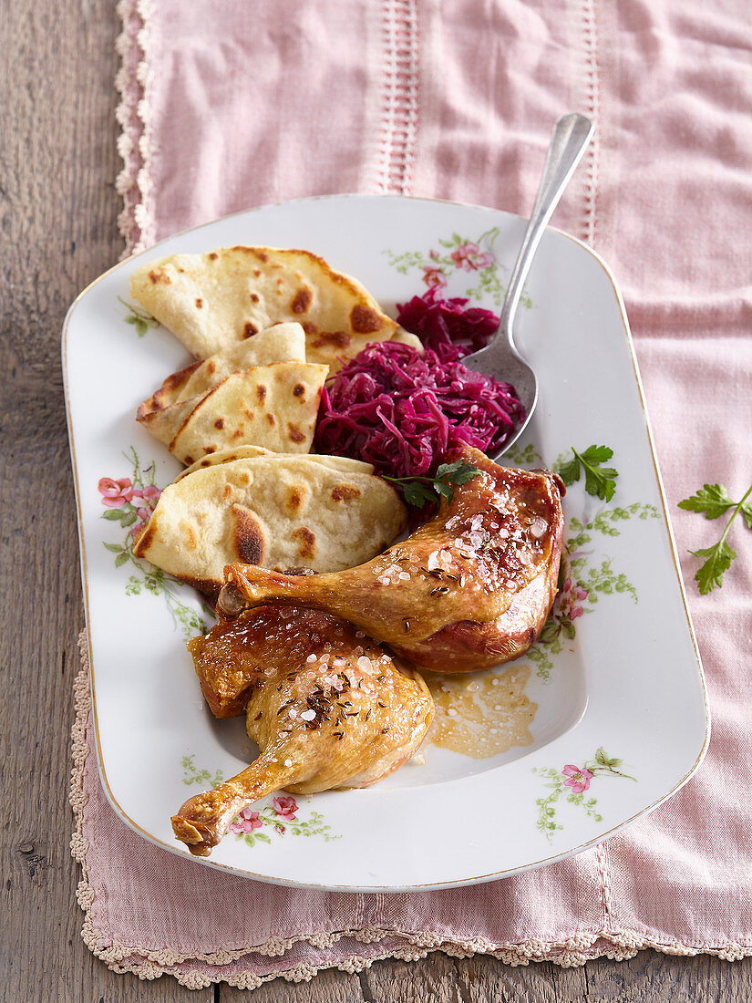 Entenkeule mit Pfannkuchen und Rotkohl