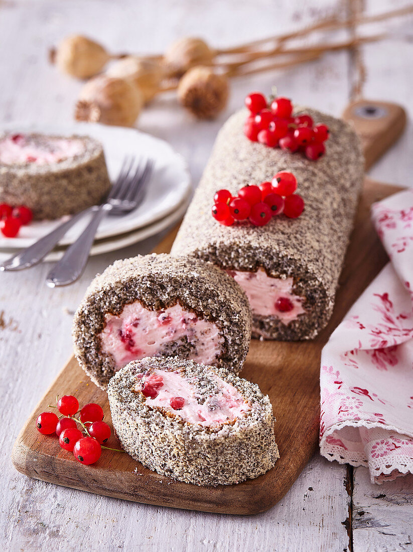 Poppy roll with currant filling