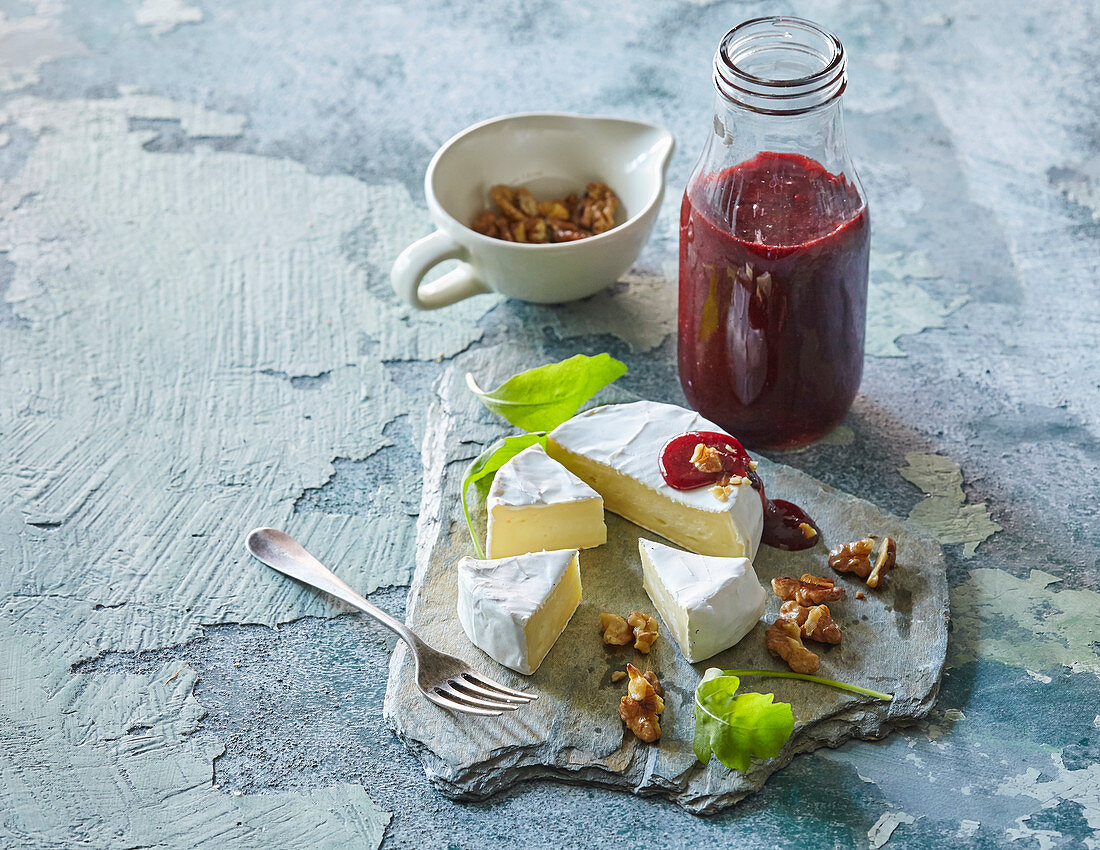 Camembert serviert mit selbstgemachtem Pflaumenketchup