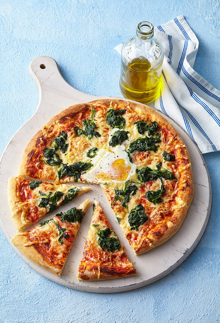 Pizza with spinach and egg