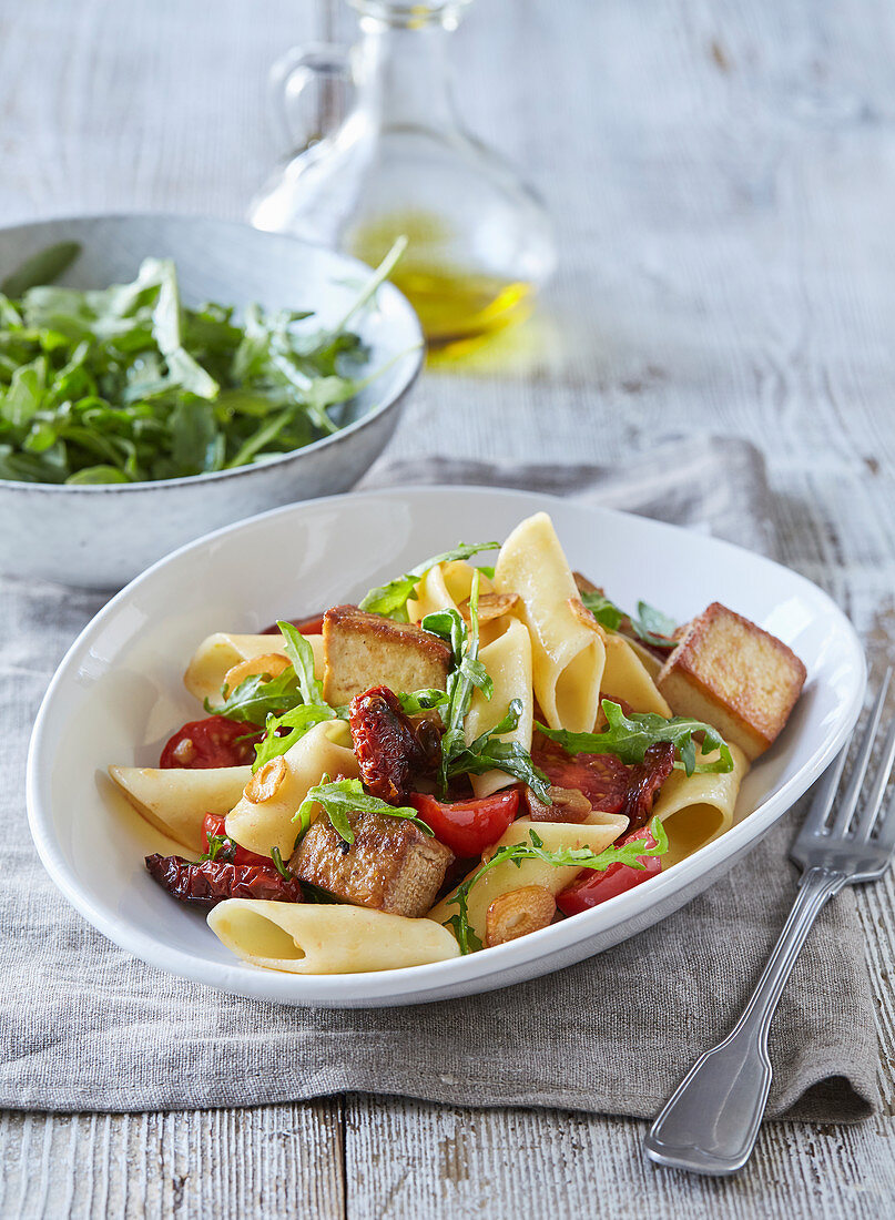 Pasta with tofu, tomatoes, and arugula