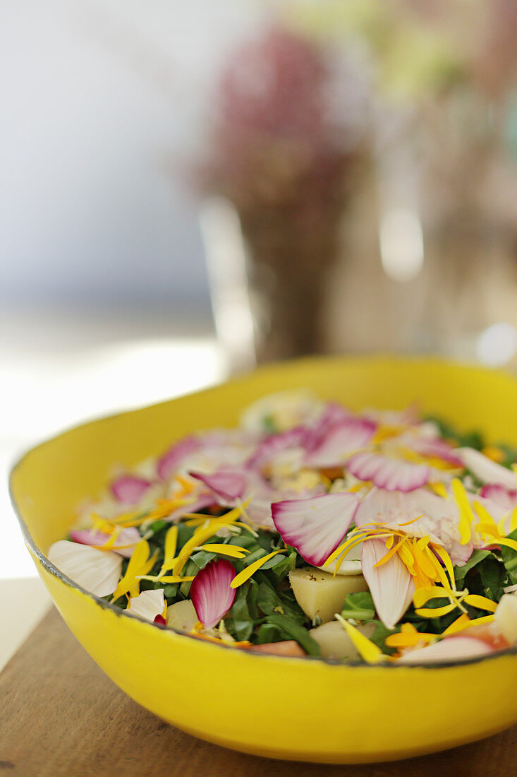 Kartoffelsalat mit Spinat, Apfel und essbaren Blütenblättern