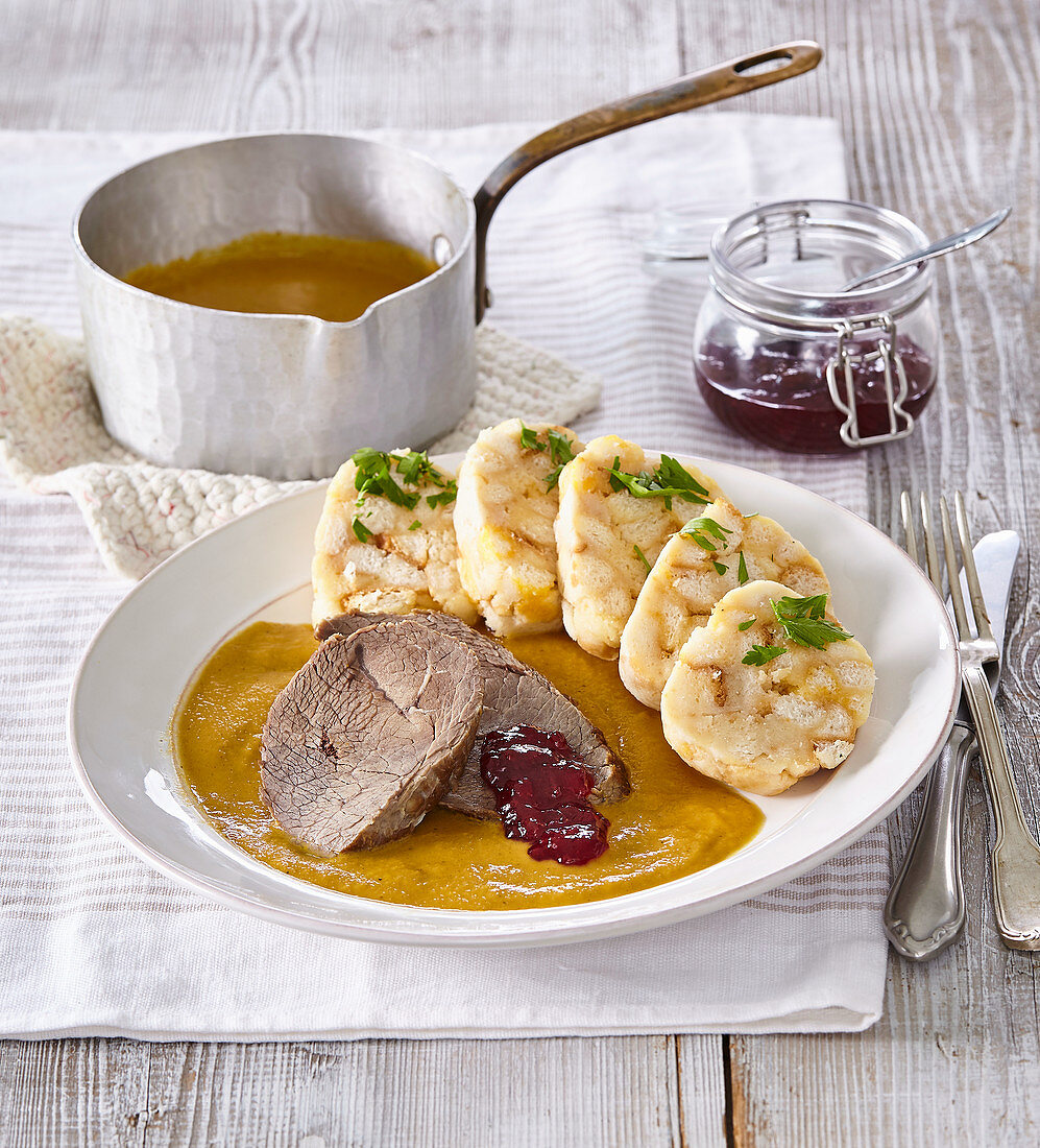 Roastbeef mit sämiger Sauce und Serviettenknödel