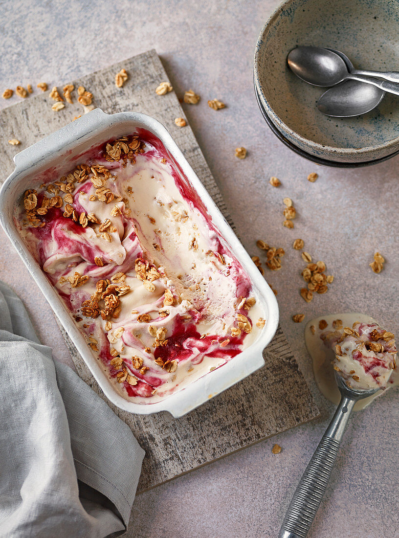 Cranachan-Eis mit Himbeer-Swirl