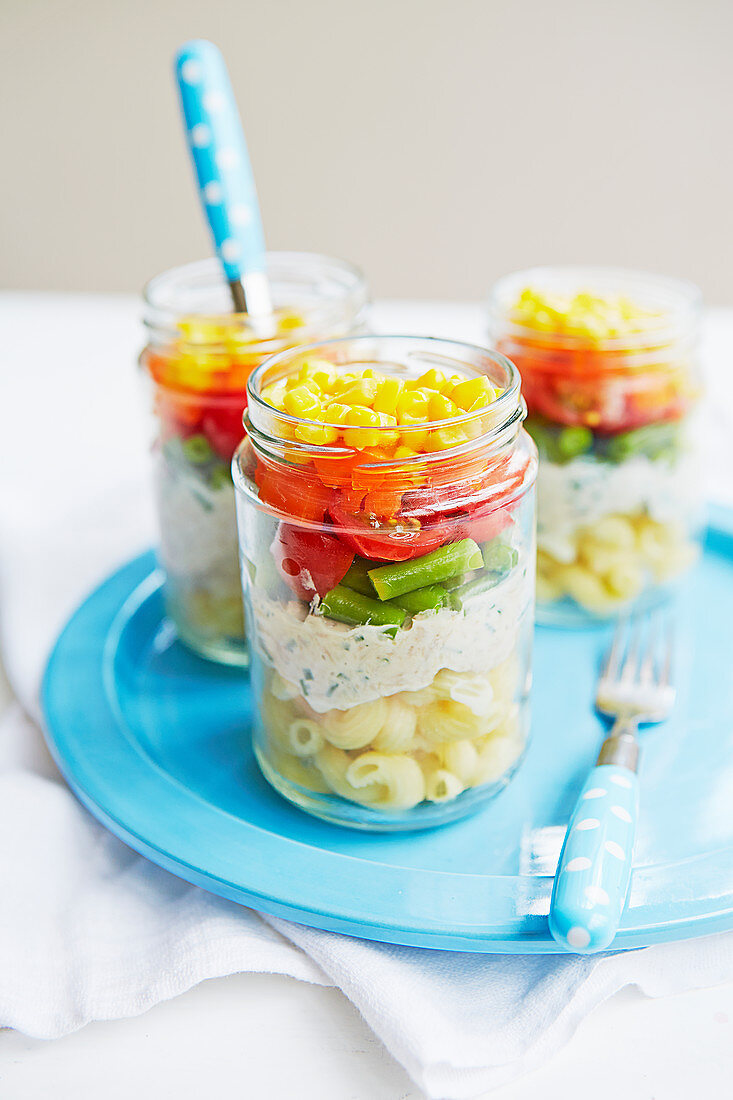 Regenbogensalat im Glas mit Nudeln und Gemüse