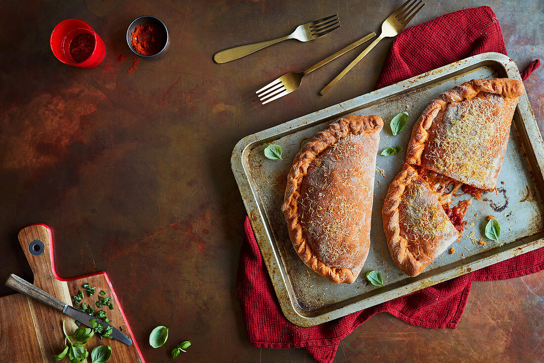 Calzone mit Chorizo, Rucola und eingemachten Zitronen