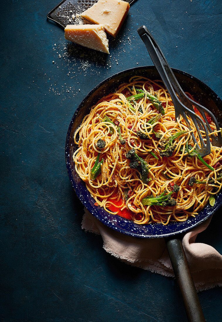 Spaghetti mit Chorizo-Carbonara und Broccolini