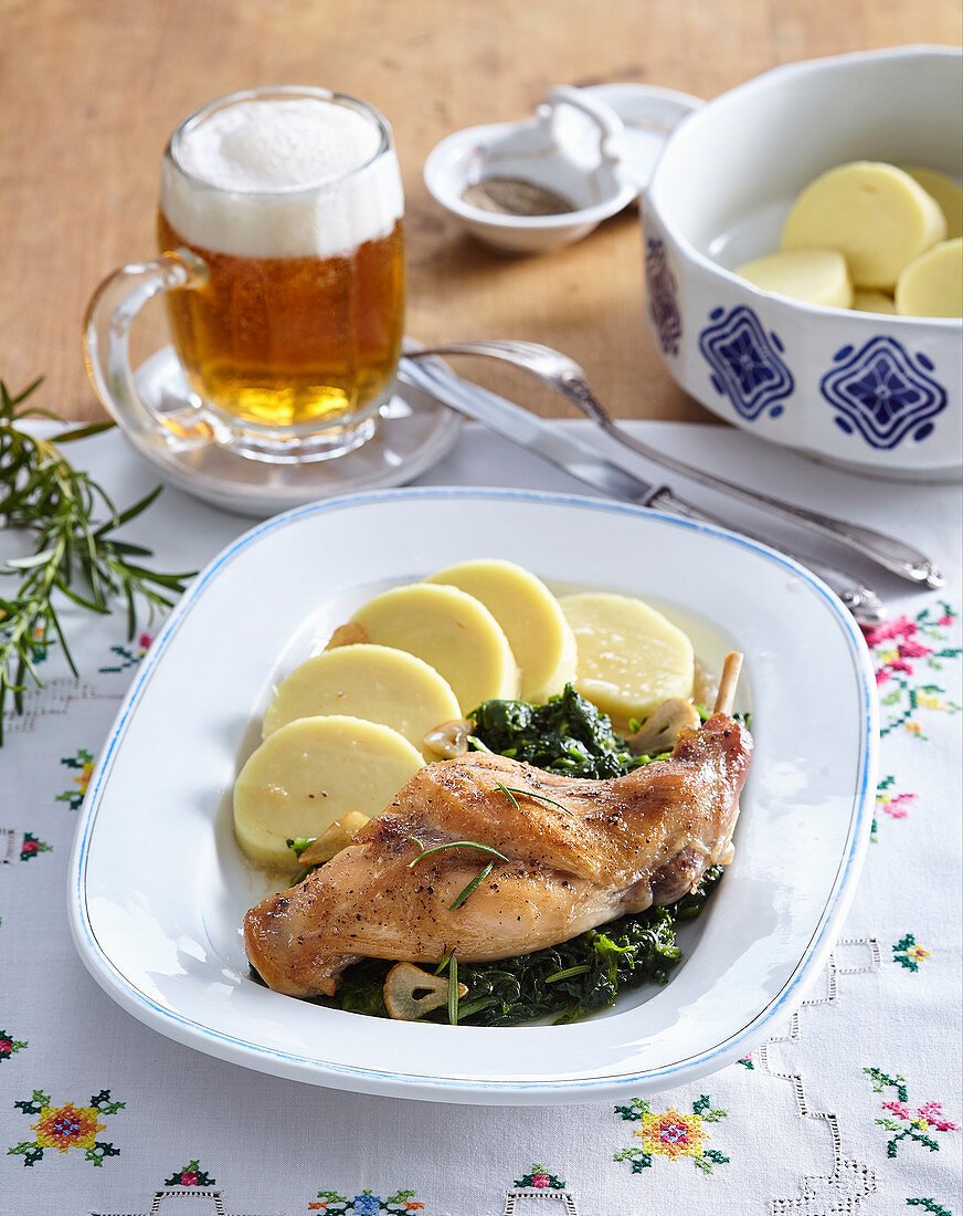 Gebackenes Knoblauch-Kaninchen mit Spinat und Kartoffelknödel