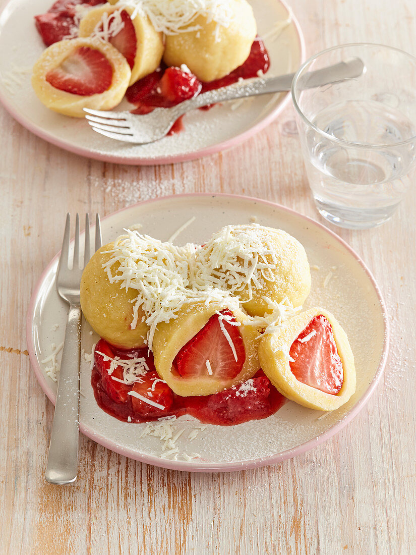 Erdbeerknödel aus Puddingteig