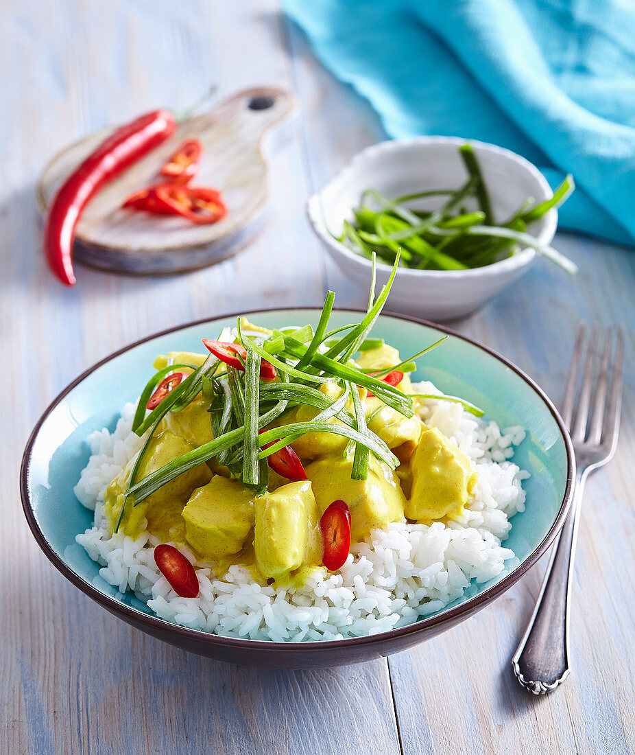 Scharfes Hühnercurry mit Orangensaft auf Reis