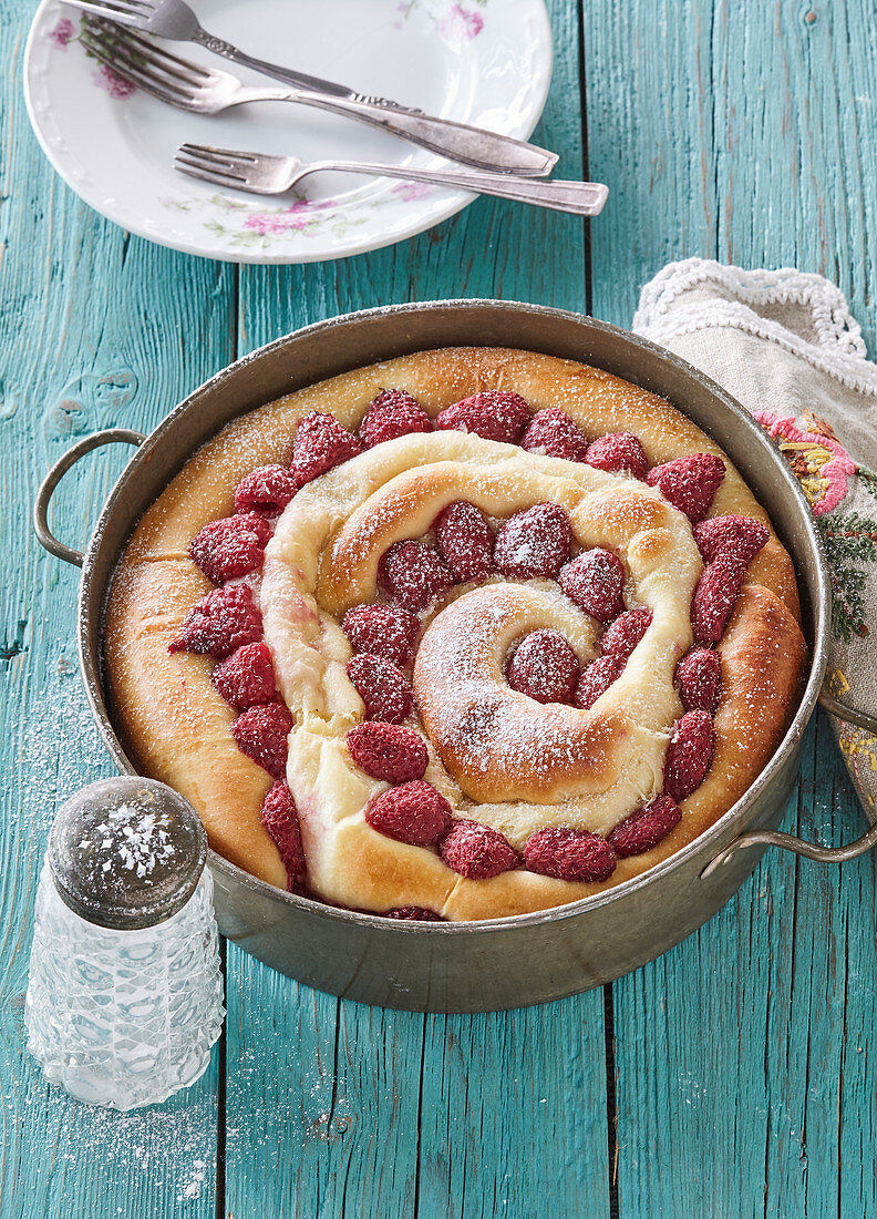 Spiralkuchen mit Pudding und Himbeeren