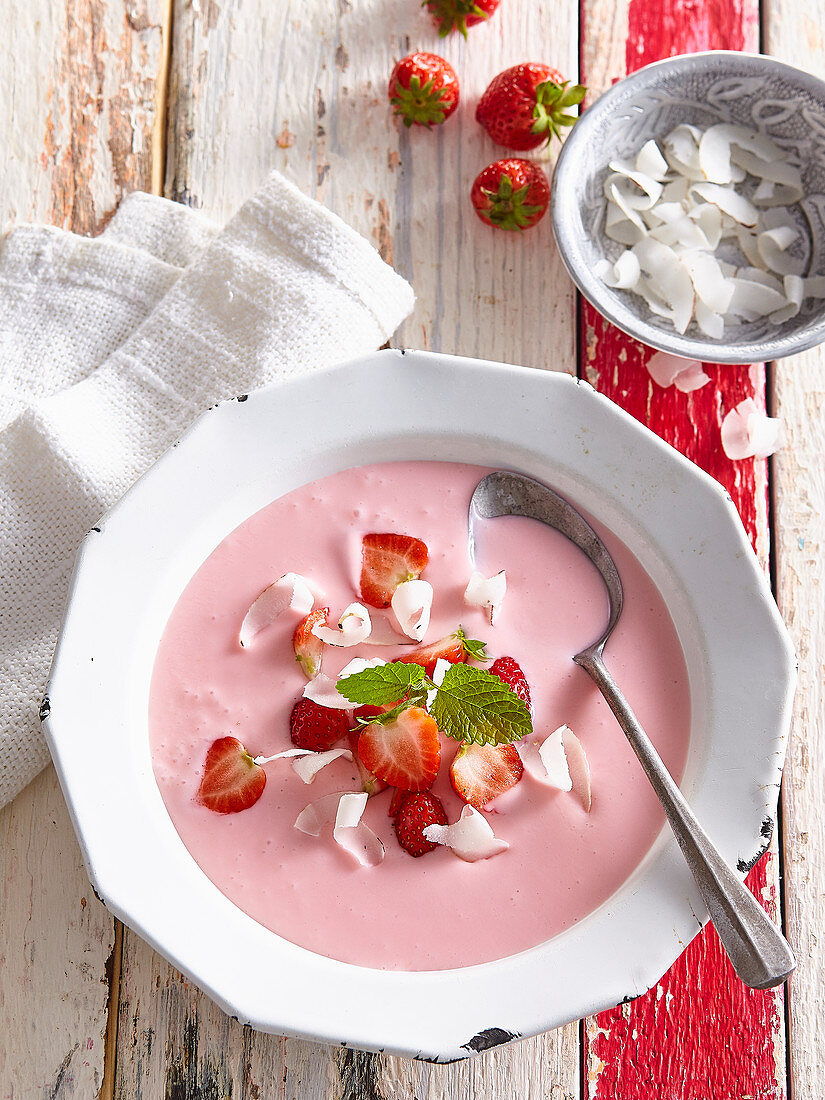 Strawberry soup with coconut