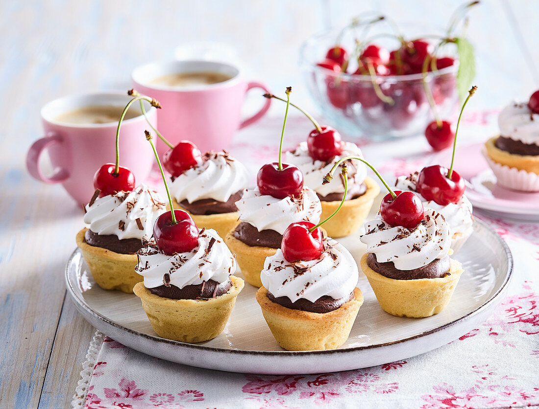 Tartlets with Parisian cream and cherries