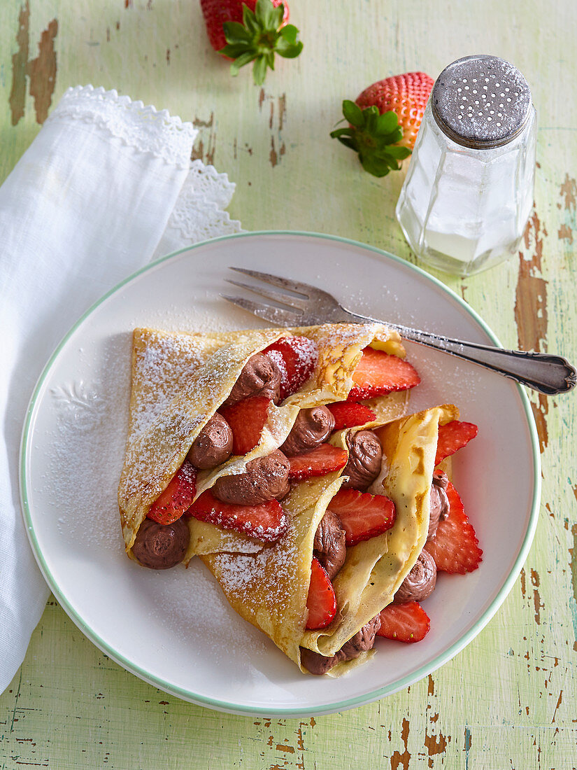 Joghurt-Crepes mit Erdbeeren und Schokocreme