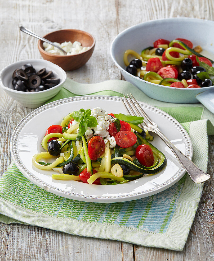 Zucchini-Nudeln mit Oliven, Tomaten und Hüttenkäse