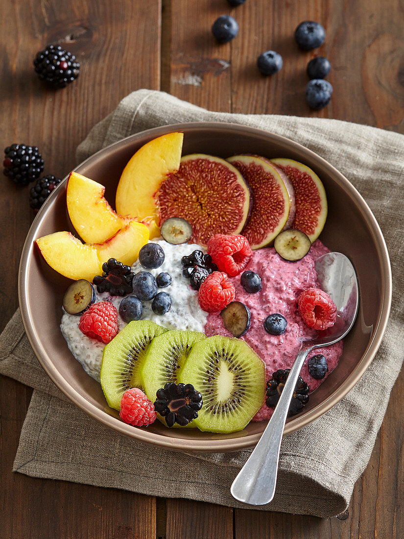 Joghurt mit Rote-Bete, Chiasamen und frischen Früchten