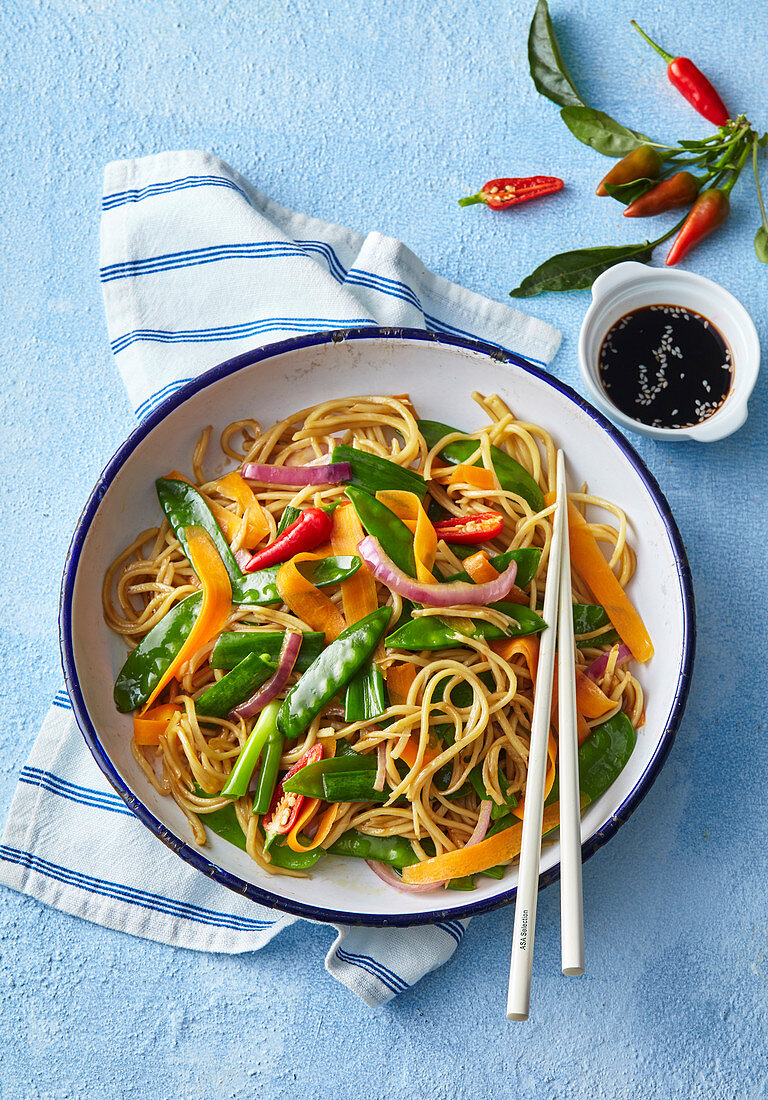 Vietnamesische Gemüsenudeln mit Zuckerschoten, und Karotten