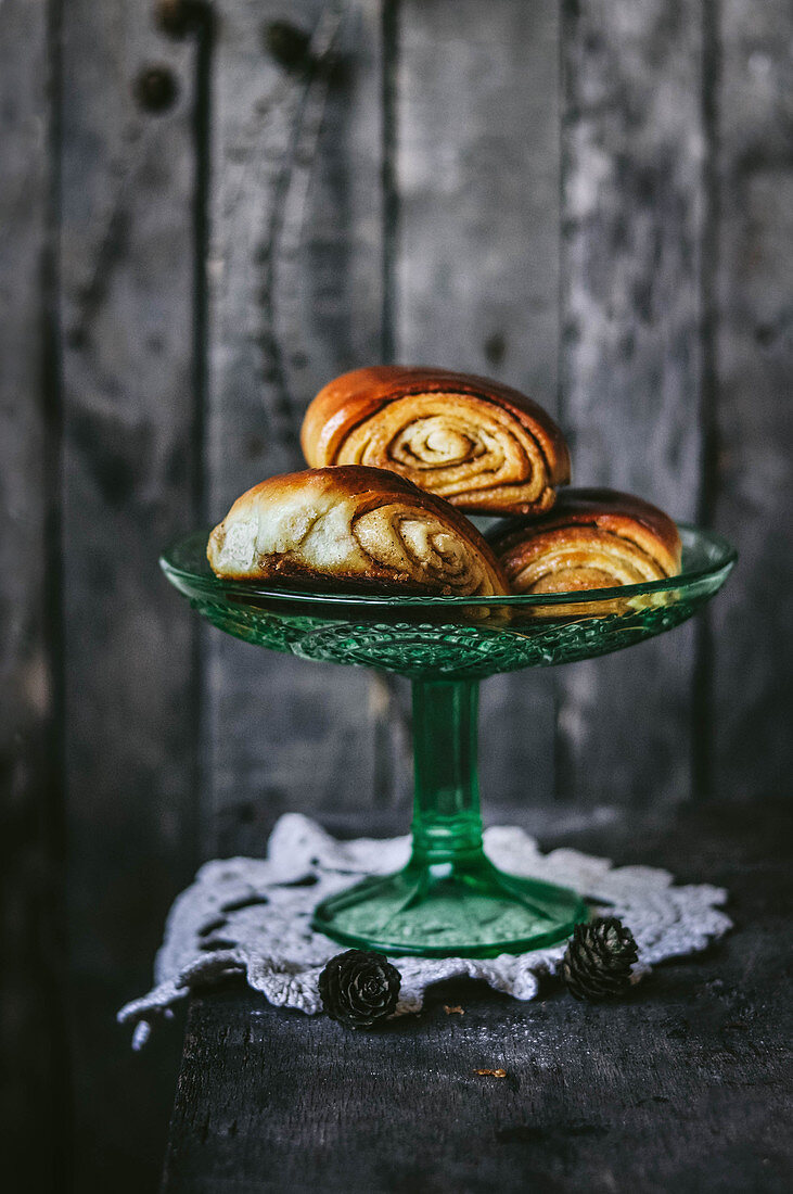 Zimtschnecken auf Glasständer