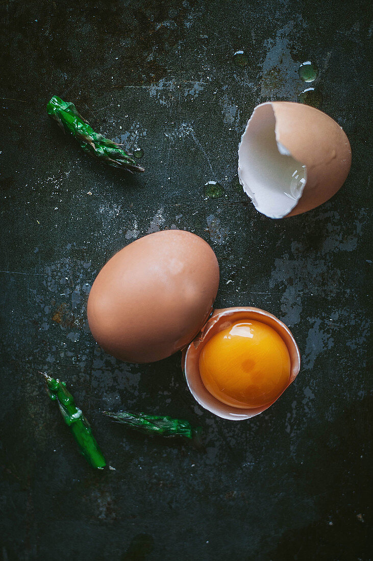 Grüne Spargelspitzen und Eier, ganz und aufgeschlagen