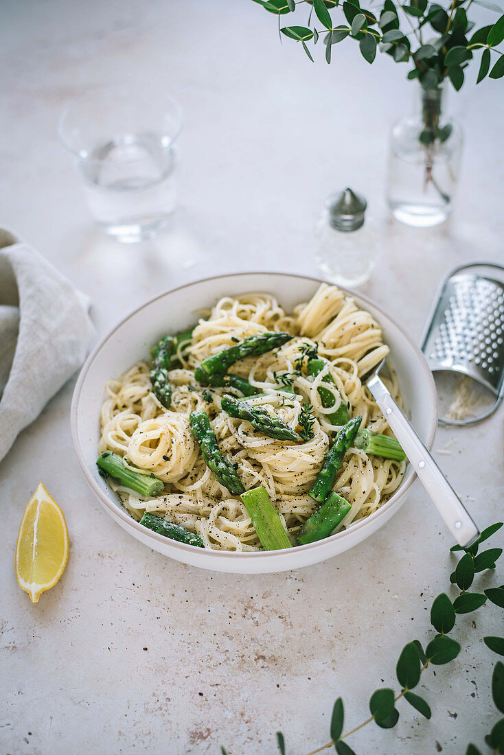 Vegetarian pasta carbonara with green asparagus