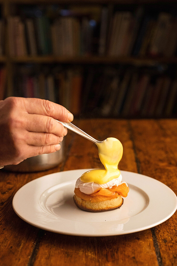 Royal Crumpets mit Räucherlachs, Entenei und Sauce Hollandaise