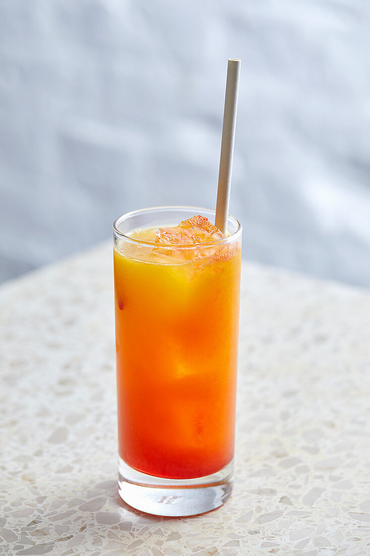 Cocktail 'Sunny Side' mit Rum, Mango, Ingwerbier, Granadine und Chili