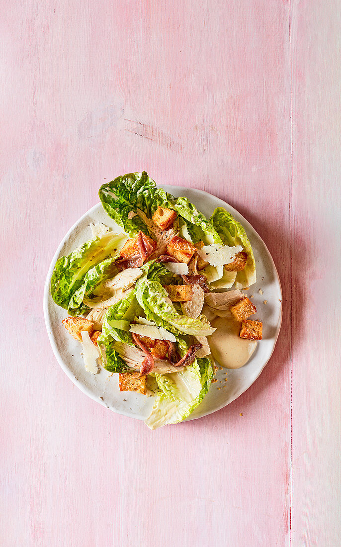 Caesar Salad mit käsigen Croûtons