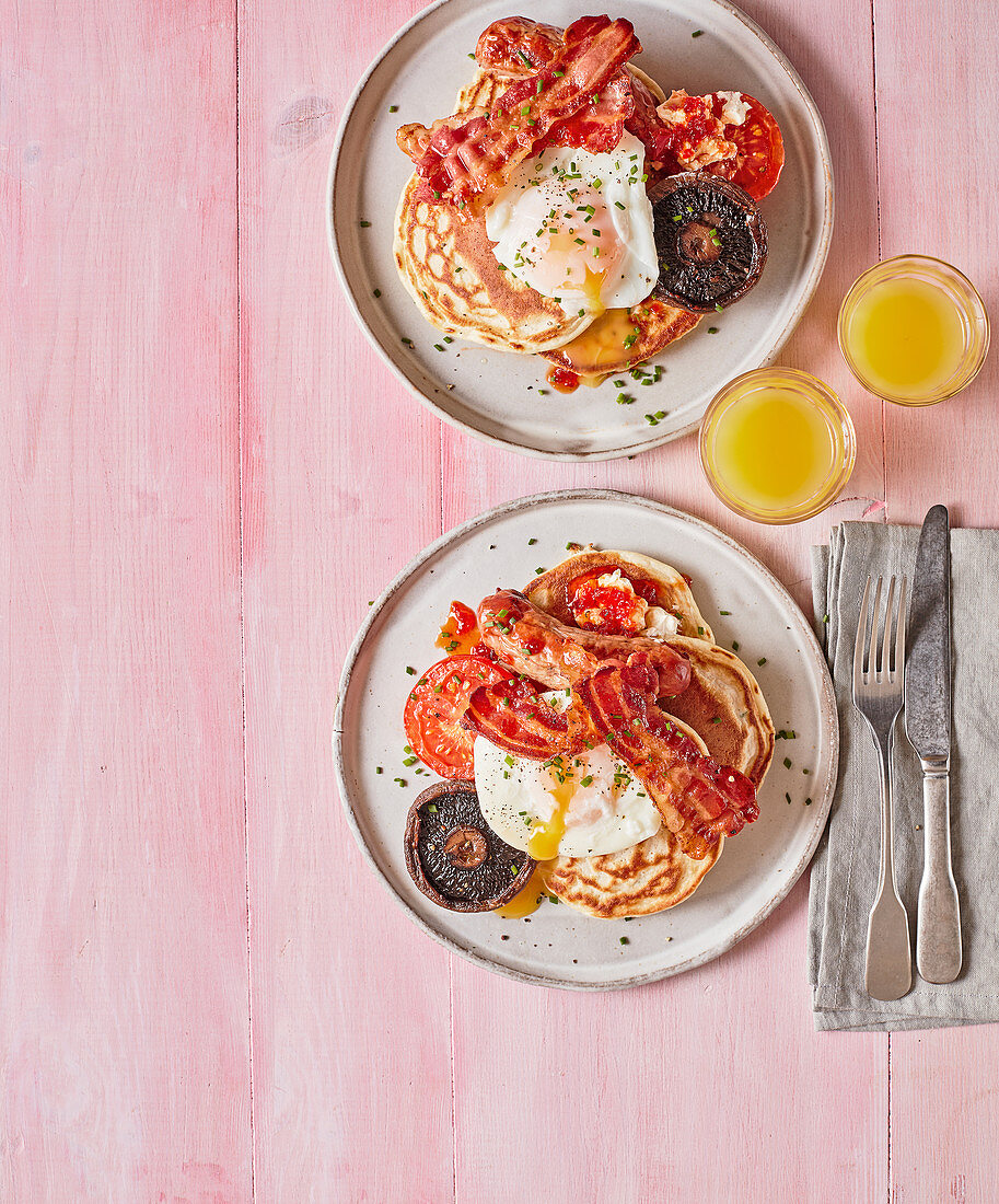 Pancakes mit Bacon, Ei, Tomaten und Pilzen (England)