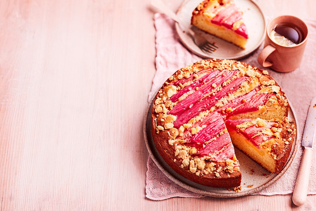 Rhabarber-Pudding-Kuchen mit Streuseln, angeschnitten