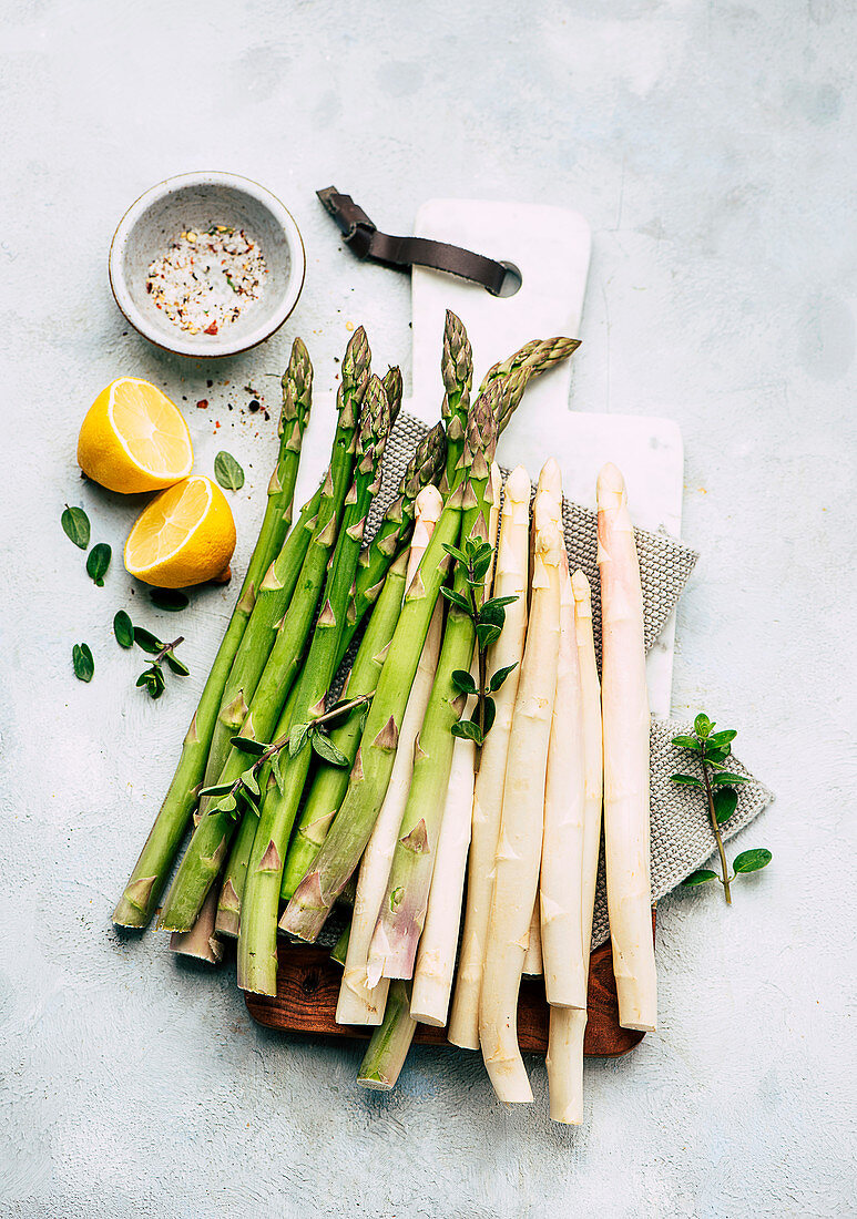 Frischer grüner und weißer Spargel