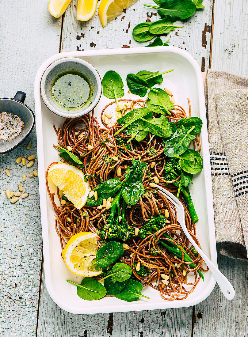 Dinkel-Vollkornspaghetti mit Spinat, Broccolini und Pesto