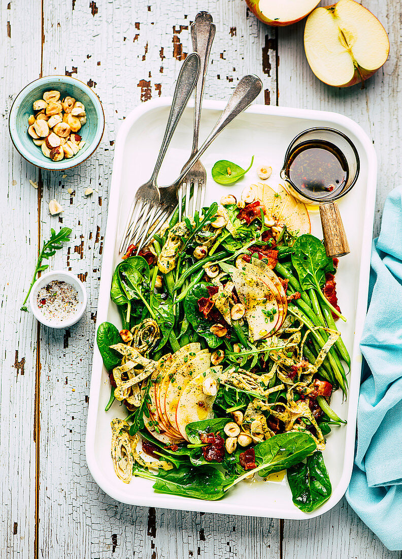 Salat mit Pfannkuchenstreifen, Äpfeln und Bohnen und Nüssen