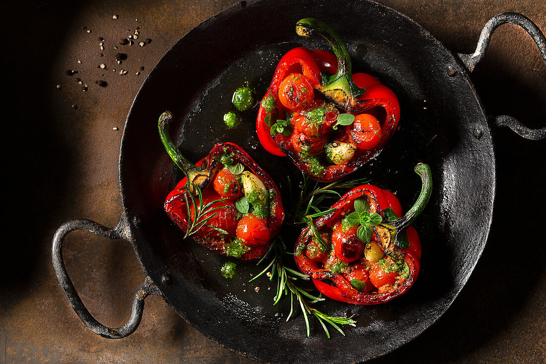 Stuffed peppers with garlic, cocktail tomatoes and pesto