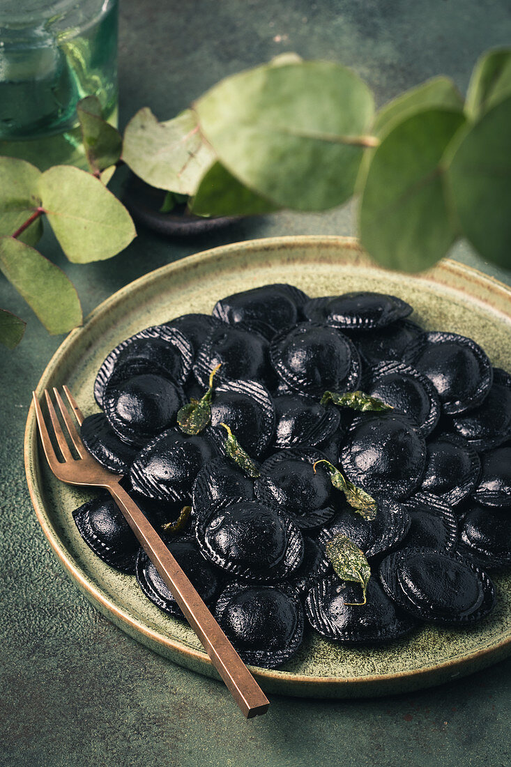 Schwarze Ravioli mit Salbei