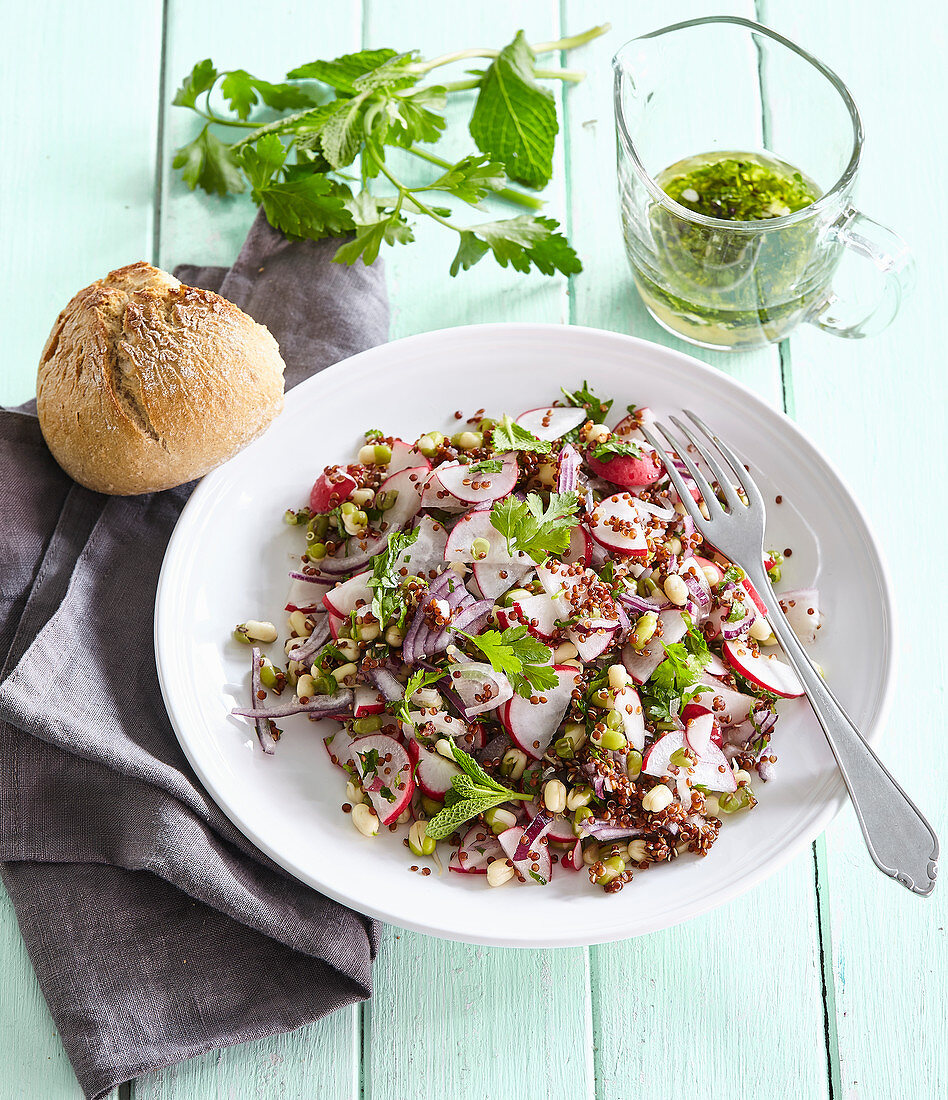 Quinoasalat mit Radieschen und Kräutervinaigrette