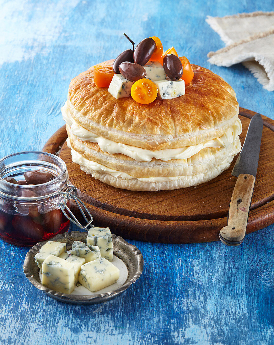 Pikante Blätterteigtorte mit Käsefüllung