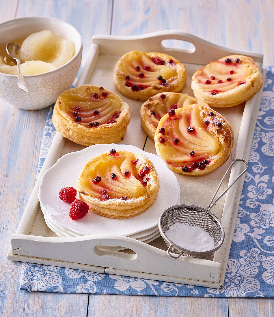 Puff pastry tartlets with marchpane and pears